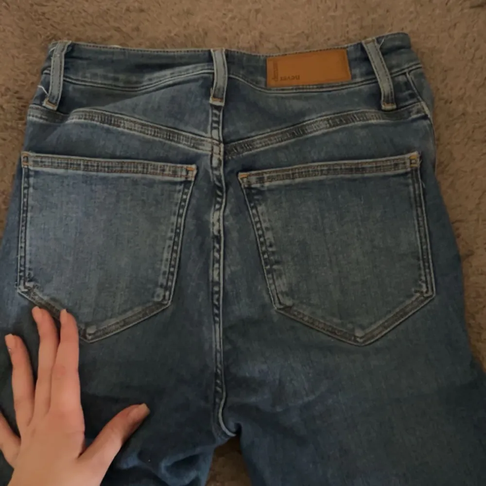 Supersnygga jeans köpta på bikbok, storlek S knappt använda. Köpta för 399kr.. Jeans & Byxor.