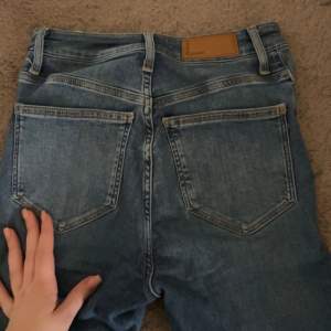 Supersnygga jeans köpta på bikbok, storlek S knappt använda. Köpta för 399kr.