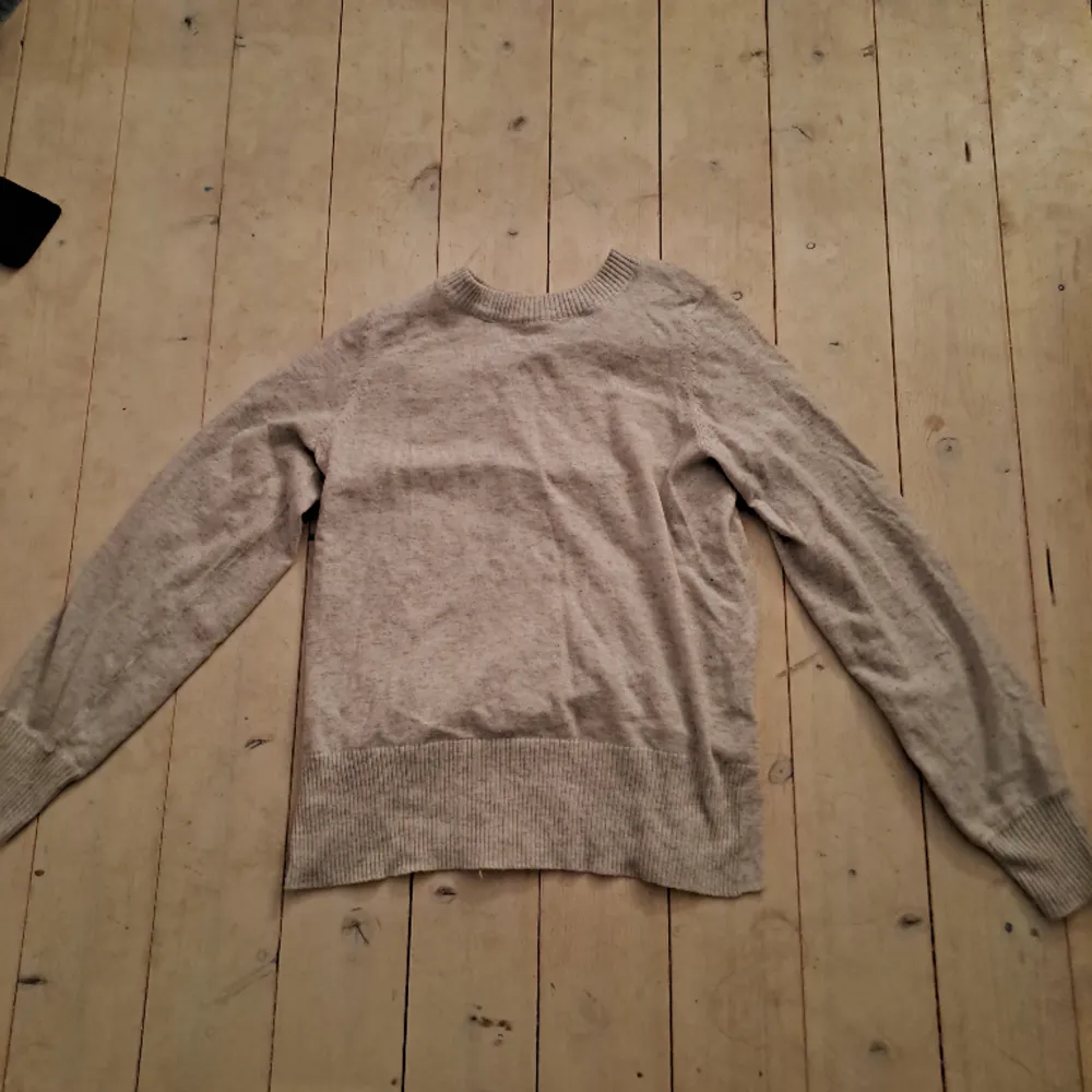 Säljer den här gråa stickade tröjan då jag redan har liknande🩷 Den är i bra skick, inte alls nopprig eller så!! Köparen står för frakten😊. Stickat.