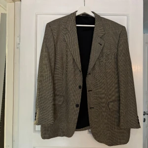 Oversized kavaj - Kavaj från Kappahl. Endast använd ett fåtal gånger men kommer inte till användning. I väldigt bra skick Köparen står för frakten🩷