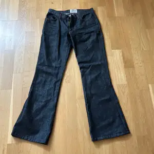 Vintage mörkgråa Armani jeans  Använda 3-4 gånger eftersom de nu har blivit för små för mig Passar mig i längden som är 160cm