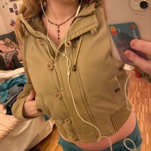 Abercrombie  - När jag fick hem jackan ä prövade den gick dragkedjan sönder, så dragkedjanr den är trasig. Men  Det går att stänga med knapparna. Annars är jackan som ny då jag inte använt den. Pris kan diskuteras 