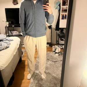 Soft Goat Zip Hoodie - Sjukt snygg luvtröja med dragkedja stickad i 100% kashmir. Färgen finns inte längre att köpa och kostade runt 3000kr ny. Modellen är 184cm, skicket på tröjan är bra runt 8/10. 