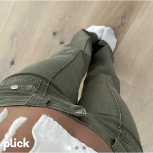 Gröna Hm Jeans - Säljer mina gröna hm jeans som inte säljs längre!! kan gå ner i pris vid snabb affär🥰Dem är i storlek 36 men skulle säga att dom är mer som 34 vilket jag har🥰