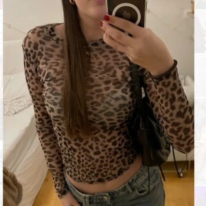 Mesh leopard topp - Mesh topp Super trendigt print perfekt för fest. Första bilden är lånad.  Lite högre hals än på första bilden  