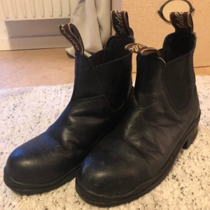 Ridskor från Melbourne med stålhetta  - Storlek 35, i använt fint skick. Med stålhetta. 