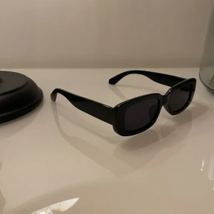 Solglasögon  - Svarta solglasögon från NA-KD!☀️💗