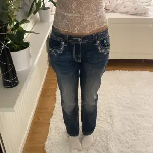 Snygga miss Me jeans med snöflingor på. På mig sitter de mer som lågmidjat och straight💕