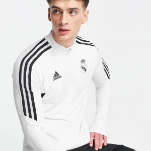 Real Madrid sweater  - Storlek S i Man, så typ kvinnlig M men den skulle funka som en oversized. Använt ca 3 gånger. Inga fläckar. Kom privat om du undrar nåt mer 💞