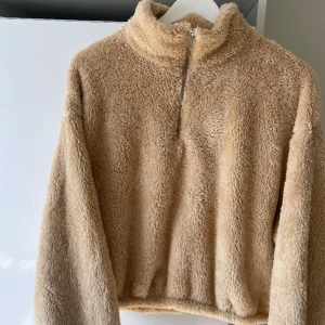 Teddy jacka - Så fluffig och mysig teddy jacka/tröja med dragkedja där framme. Nyskick 🫶🏼