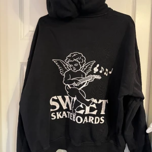 Svart tröja - I använt skick men ser fortfarande Märsta ut som ny