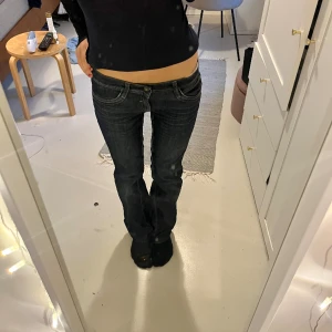 Lågmidjade bootcut jeans  - Lågmidjade bootcut jeans. Midjemått 37cm innerbenslängd 74cm. Tryck köp nu om du vill köpa ❤️