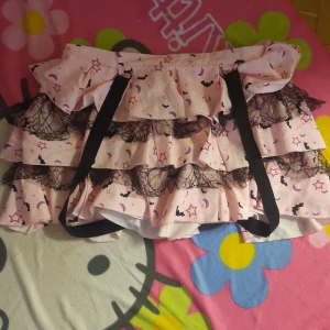 Rosa kjol mwd fladdermöss spindelnät spets hängslen  - Storlek; MEDIUM/LARGE (någon har sytt in den från att ha varit en 2XL)