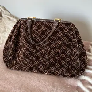 Vintage väska i brunt mönster med guldiga detaljer. Använd varsamt🫶🌷