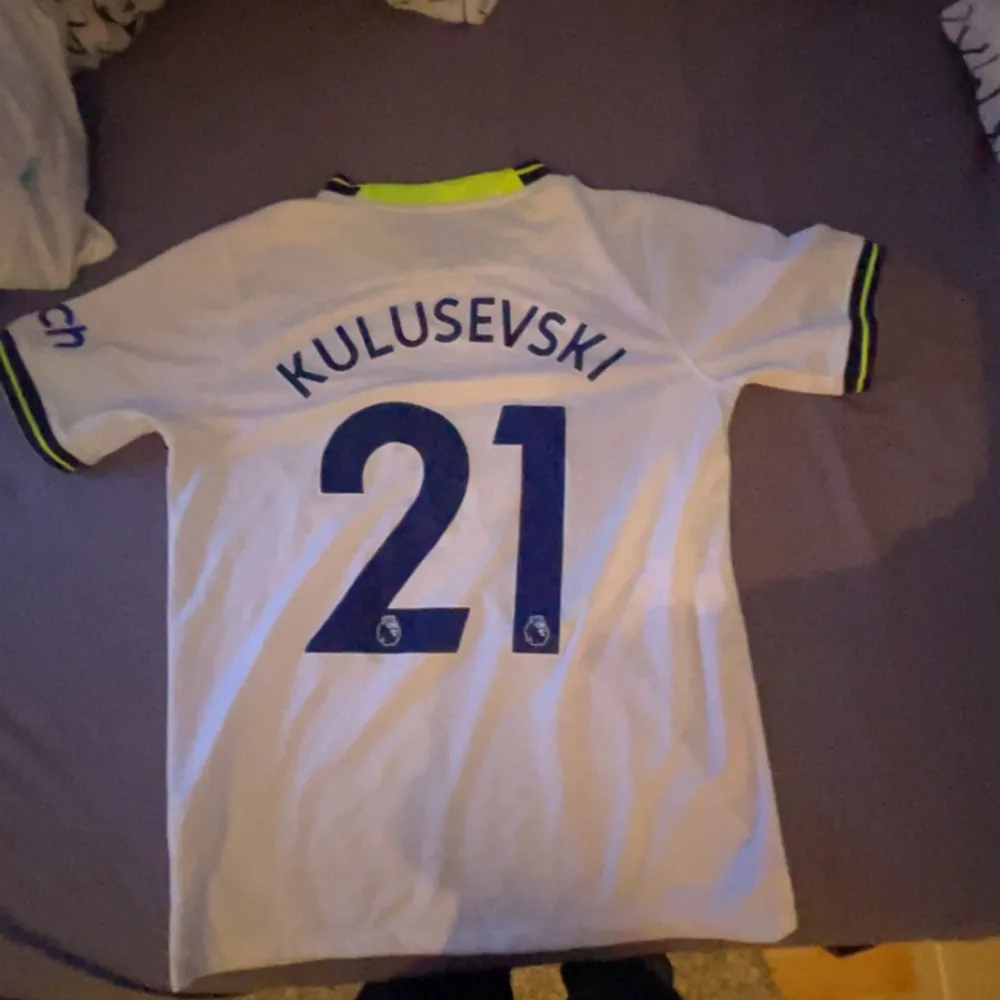 Säljer nu min Tottenham tröja då den inte passa längre köpt från Unibet förra säsongen med Kulusevski på ryggen . T-shirts.