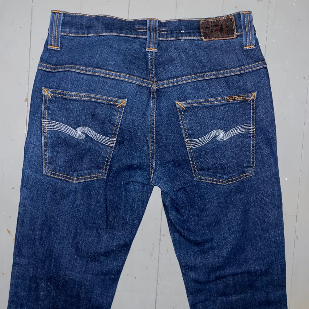 As feta nudie jeans i storlek W32 L34. Min sitter lite mindre, najs tvätt med feta sömmar. Skriv vid minsta lilla fundering. Jeans & Byxor.