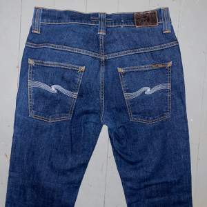 As feta nudie jeans i storlek W32 L34. Min sitter lite mindre, najs tvätt med feta sömmar. Skriv vid minsta lilla fundering