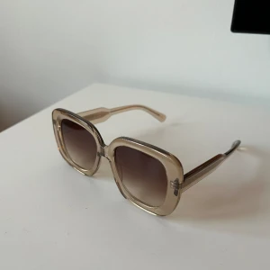 Chimi  - Sparsamt använda solgalsögon från chimi eyewear i modellen 10 Ecru.  Finns ej längre i sortimenten 