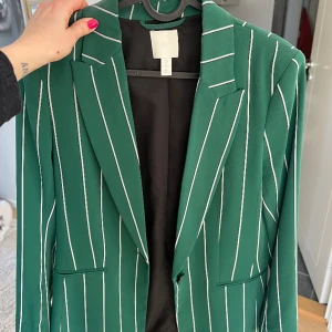 Superfin Kavaj från H&M i stl 36 - nyskick  - Superfin kavaj i nyskick från H&M i stl 36! Superfint skick, knappt använd!   Pris 150:- + porto   Kan även mötas i Uppsala om man bort här! 