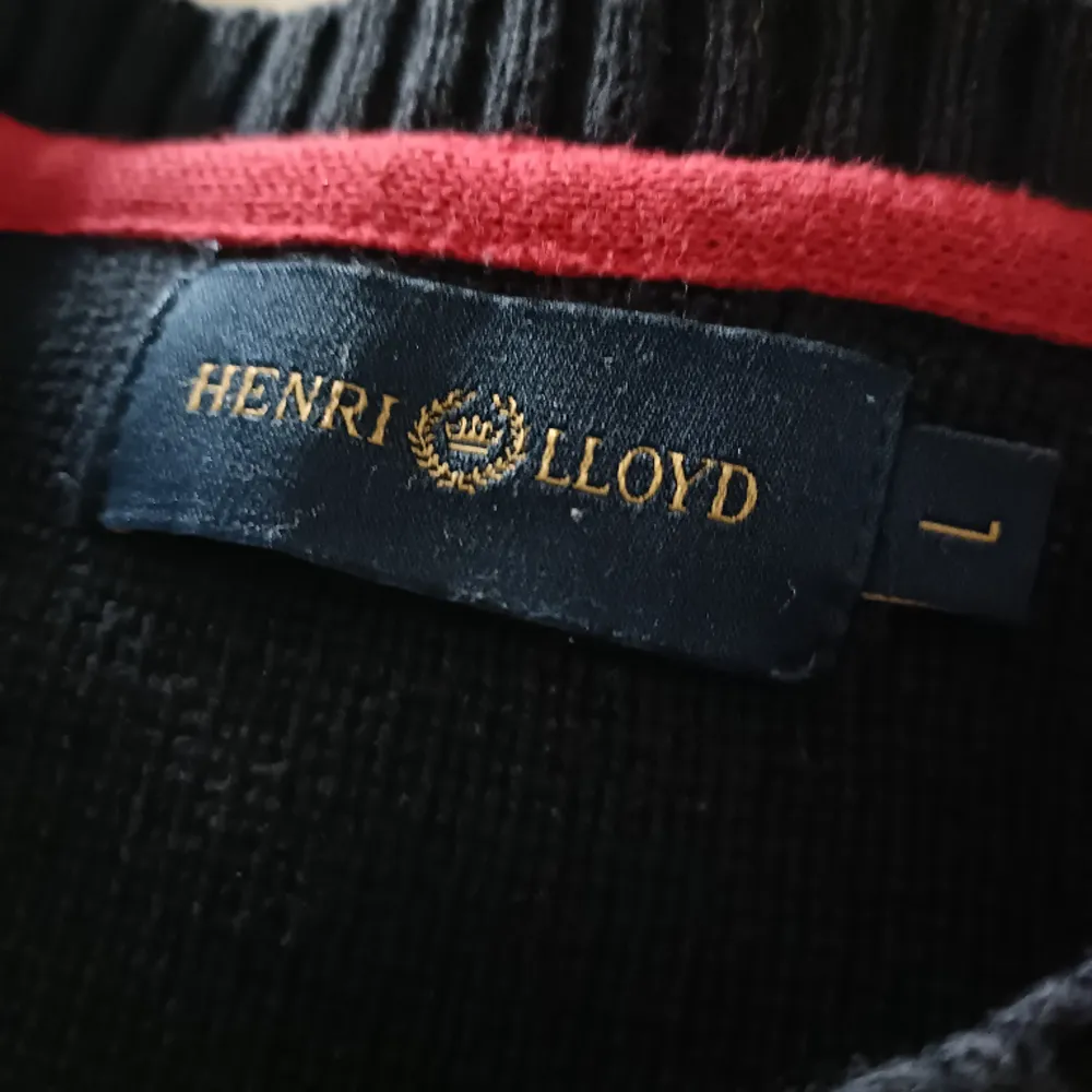 Den klassiska stickade tröjan från Henry Lloyd, använd 2-3 gånger så i princip som ny.  PRIS KAN DISKUTERAS VID SNABB AFFÄR!. Hoodies.
