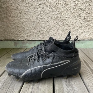 Fotbollskor - Läderskor med Kort strumpa.