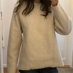 Unik tröja - Cool tröja som är lite ”stel” med sömmar. Superskönt och supersnygg☀️