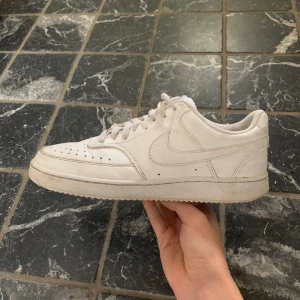 Vita Nike skor - Riktigt feta vita Nike skor🤩 nypris 1100kr mitt pris 399🤑 Nyskick knappt använda skick 10/10🍾🍾 Pris kan diskuteras vid snabb affär!