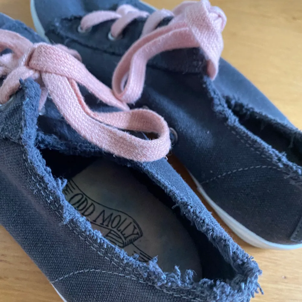 Sneakers i storlek 38 från Odd Molly. Helt oanvända. Mörkgrå med rosa snören och fina detaljer. Nypris 1500, säljer för 450.. Kengät.
