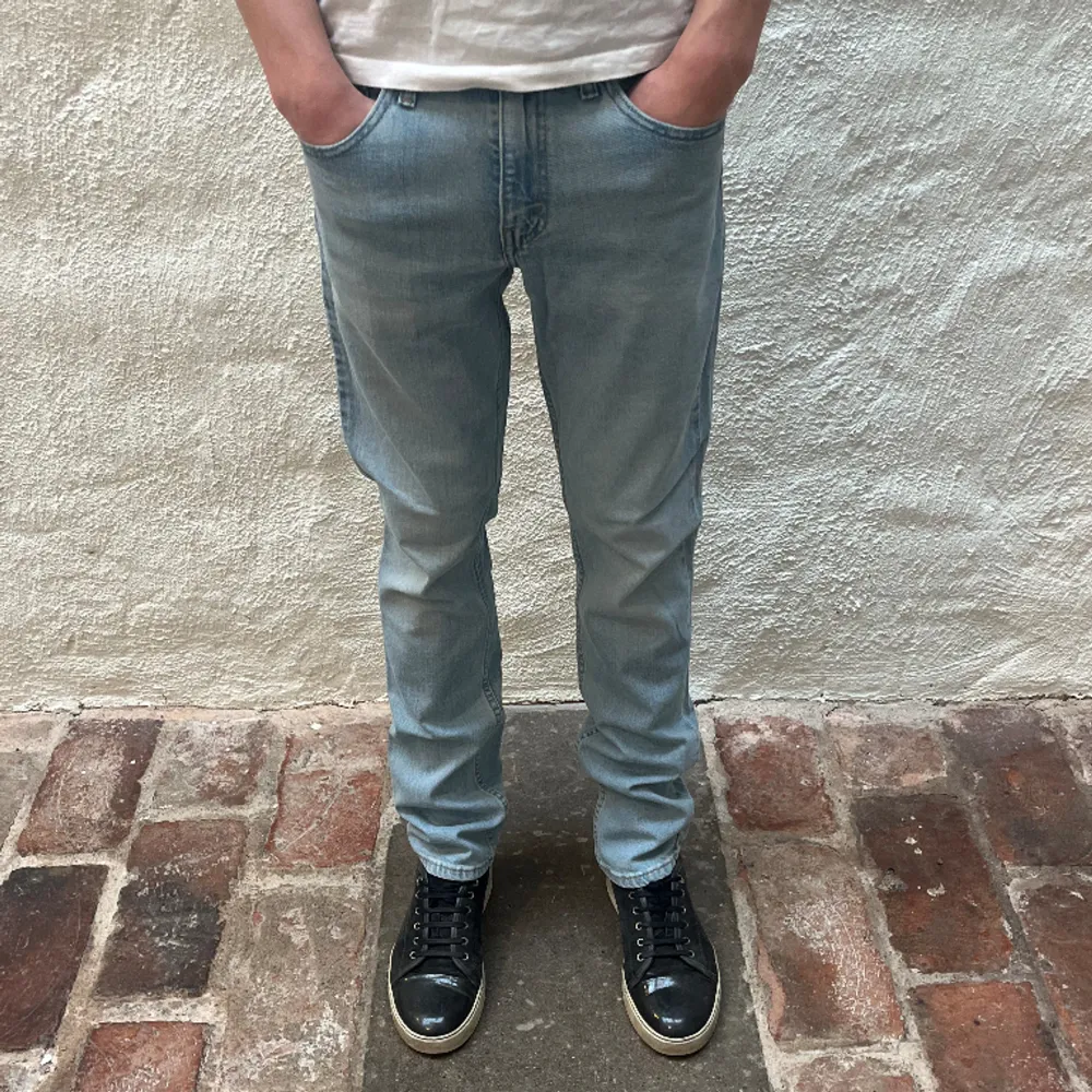 Levi’s jeans 511 i färgen blå. Storlek 32/34 och modellen på bilden är 182 cm. Fint skick, nypris 1099, köp för endast 299kr.  Fast pris gäller🤝. Jeans & Byxor.