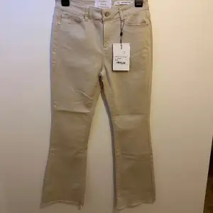 Hej, säljer ett par helt nya oanvända jeans med tagg kvar, Säljer dessa för jag har bytt still och dessa byxor aldrig kom till användning