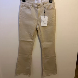Beige jeans  - Hej, säljer ett par helt nya oanvända jeans med tagg kvar, Säljer dessa för jag har bytt still och dessa byxor aldrig kom till användning