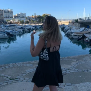 Zara klänning  - Supersöt slutsåld klänning från Zara💞 Tyvärr är den för liten för mig. I strl M men skulle mer säga att den är som en S.