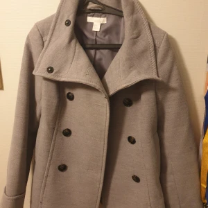 Grå kappa - Det här är en kappa i storlek 36 som är lite för stor för mig och jag använder därför inte denna. Kappan är väldigt fint gjort och ser ut som ny!