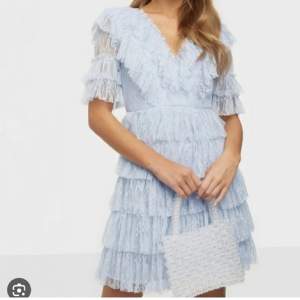 Säljer min by malina klänning som är i drömmig färg. Modellen heter Sky v-neck frill mini lace dress. Helt ny med prislappen kvar och skriv för fler bilder!