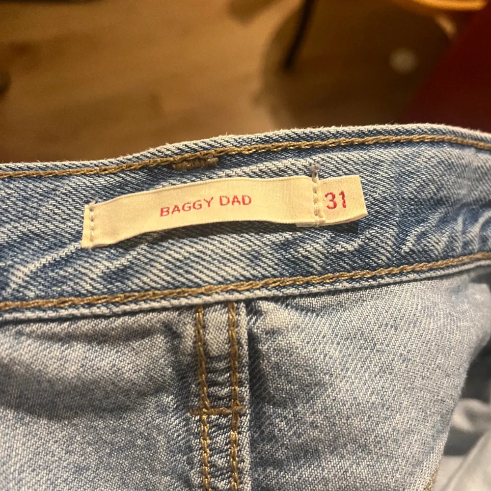 Säljer mina levi’s jeans då dom inte längre passar, köpt för ungefär 1 år sen men ändå i fint skick. Storlek 31 längd 30. Original priset är 1 200💕. Jeans & Byxor.