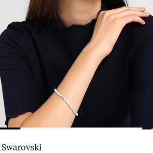 Äkta kristall armband från swarovski, superfint och lyxigt passar till allt. Köpt för 2500kr box tillkommer. Säljs för 1900kr