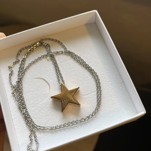 edblad halsband  - as cool halsband från edblad som inte går att få tag på längre!🙏🏻💞😇(pris går att diskuteras) det är i en längre modell