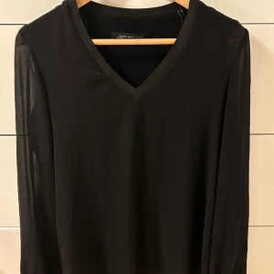 Blus från zara - Svart blus från zara Köpt på sellpy aldrig använd, inga lappar kvar dock Tunnare material vid ärmarna
