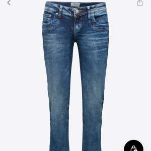 Hej! Nu säljer jag mina skit snygga ltb jeans. Dom är slutsålda överallt och väldigt populära. Tyvärr kommer dom inte till någon användning så jag bestämde mig för att sälja dom. Nypris: 800kr. Mitt pris : 450kr. Storlek 25/30