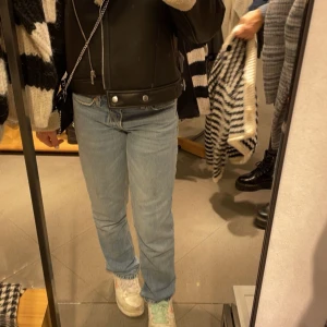 Jeans - Säljer nu mina lågmidjade jeans från lager 157 då dom blivit för stora för mig. Modellen är ”ICON” dom är sparsamt använda och därav priset. Nypris 400
