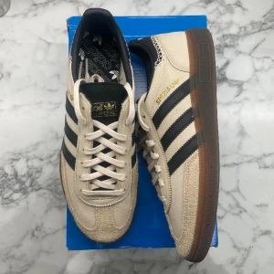 Adidas Handball Spezial ”Wonder White Black” - Helt nya och oanvända Adidas Handball Spezial ”Wonder White Black”. Storlek: 40 2/3. Pris: 1699. Skicka ett meddelande vid intresse. Köp tryggt och snabbt hos oss. Många nöjda kunder😊