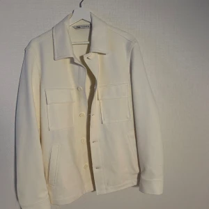 Zara overshirt - Hej, säljer en fet zara overshirt, storlek M, skick 10/10, vid funderingar skicka gärna ett dm