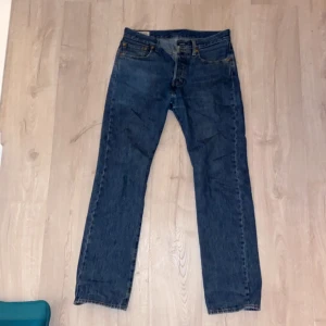 Levi’s 501 - Skick: 6/10 W31 L32 Defenkter: Litet hål mellan benen, ser använda ut längst ner på baksidan av benen Pris kan diskuteras  Köparen står för frakt 