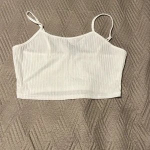 Cute top  - Väldigt gullig vit top passar jättebra för de varma sommar dagarna storlek M  