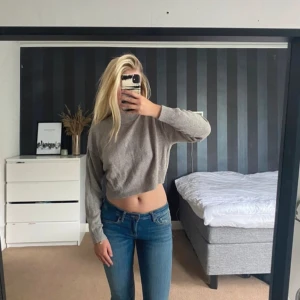 Grå stickad tröja  - En grå kort stickad tröja från hm i storlek xs, aldrig använd!