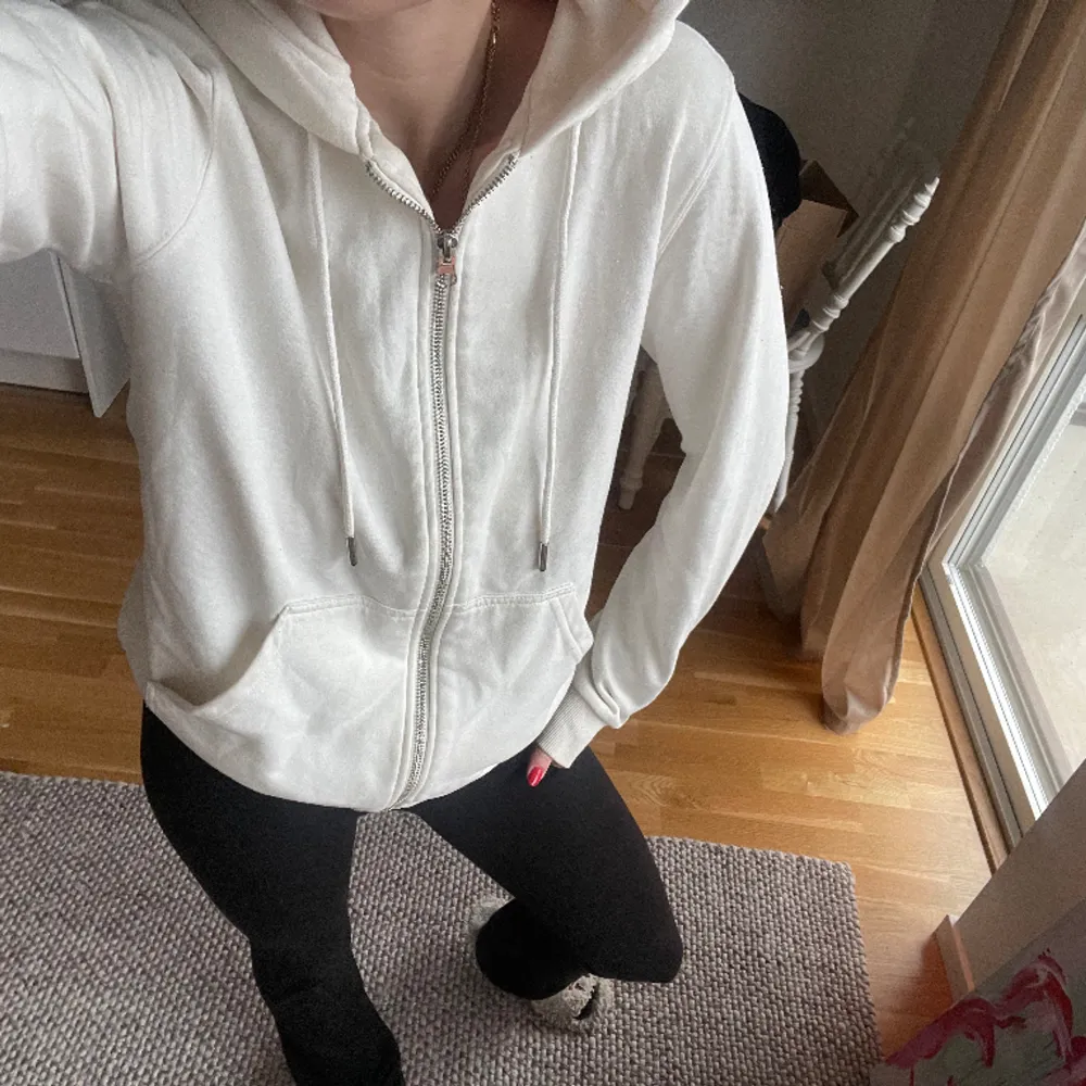 Säljer denna zip up Hoodien från HM. Super fin och knappt använd.💘. Hoodies.