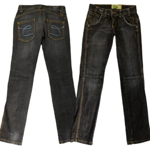 Lågmidjade jeans - Lågmidjade jeans i bra skick. Inget synligt slitage. Säljer på grund av att de är för små. Mått; midjemått 35cm, innerbenslängd 78cm, ytterbenslängd 99cm. Fler bilder och frågor? Skicka dm. 