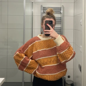 Oversized stickad tröja - Säljer denna jättemysiga stickade tröjan💘står ingen storlek men skulle säga att den passar M/L, jag har vanligtvis XS och på mig sitter den oversized. Säljs då den inte kommer till användning längre!