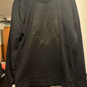 Hugo boss tröja - Säljer denba hugo boss tröja i storlek S. höv av dig vid funderingar