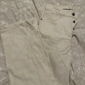 Bikbok jeans  - Beiga jeans från bikbok  Lånade bilder Använda några få gånger 